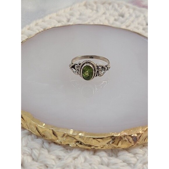 Sterling Silver Peridot Ring 925 Size 6 Oval Green Gem Vintage Leaf Band Gift - Picture 1 of 6